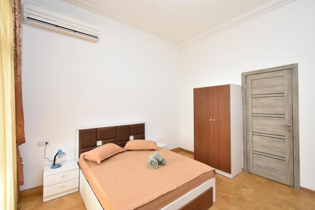 Guesthouses Opera Erevan Esterno foto