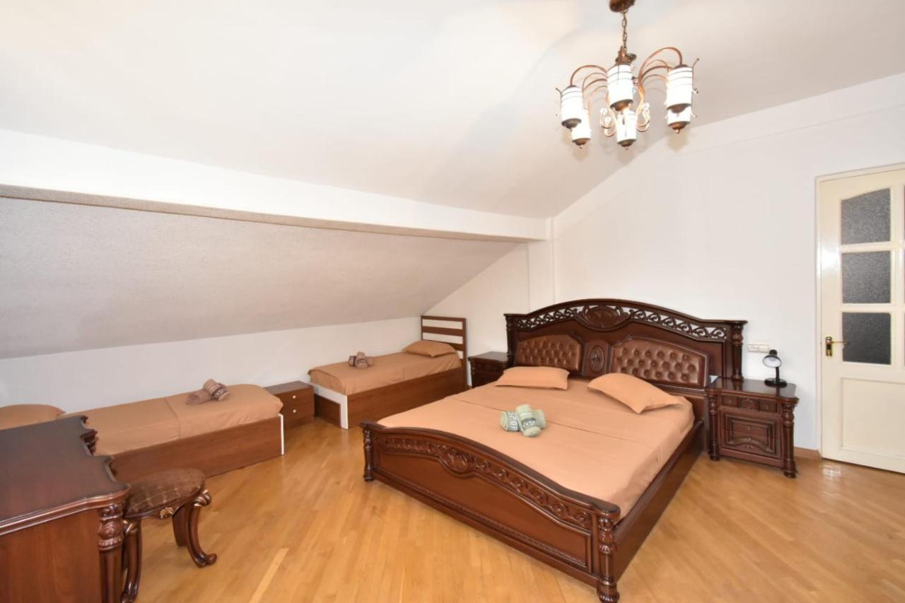 Guesthouses Opera Erevan Esterno foto