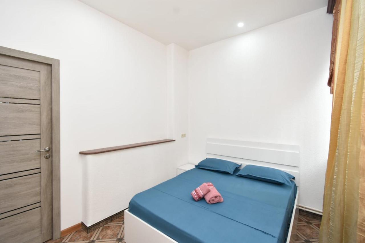 Guesthouses Opera Erevan Esterno foto