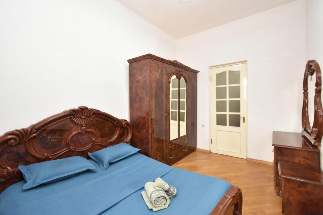 Guesthouses Opera Erevan Esterno foto