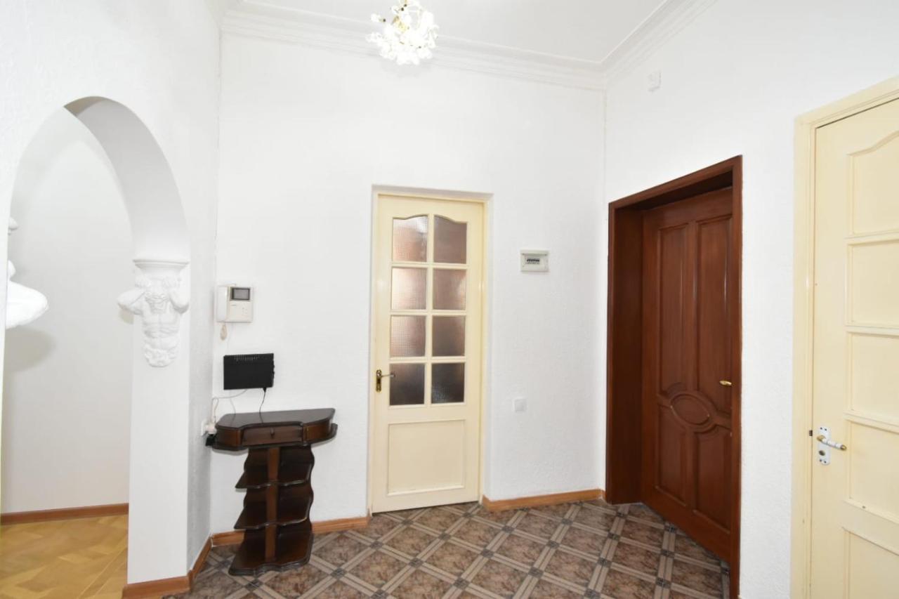 Guesthouses Opera Erevan Esterno foto