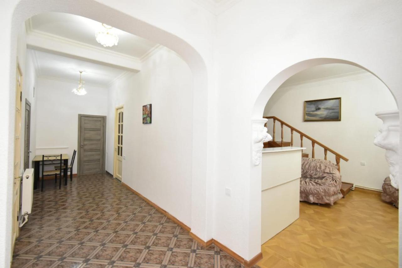Guesthouses Opera Erevan Esterno foto