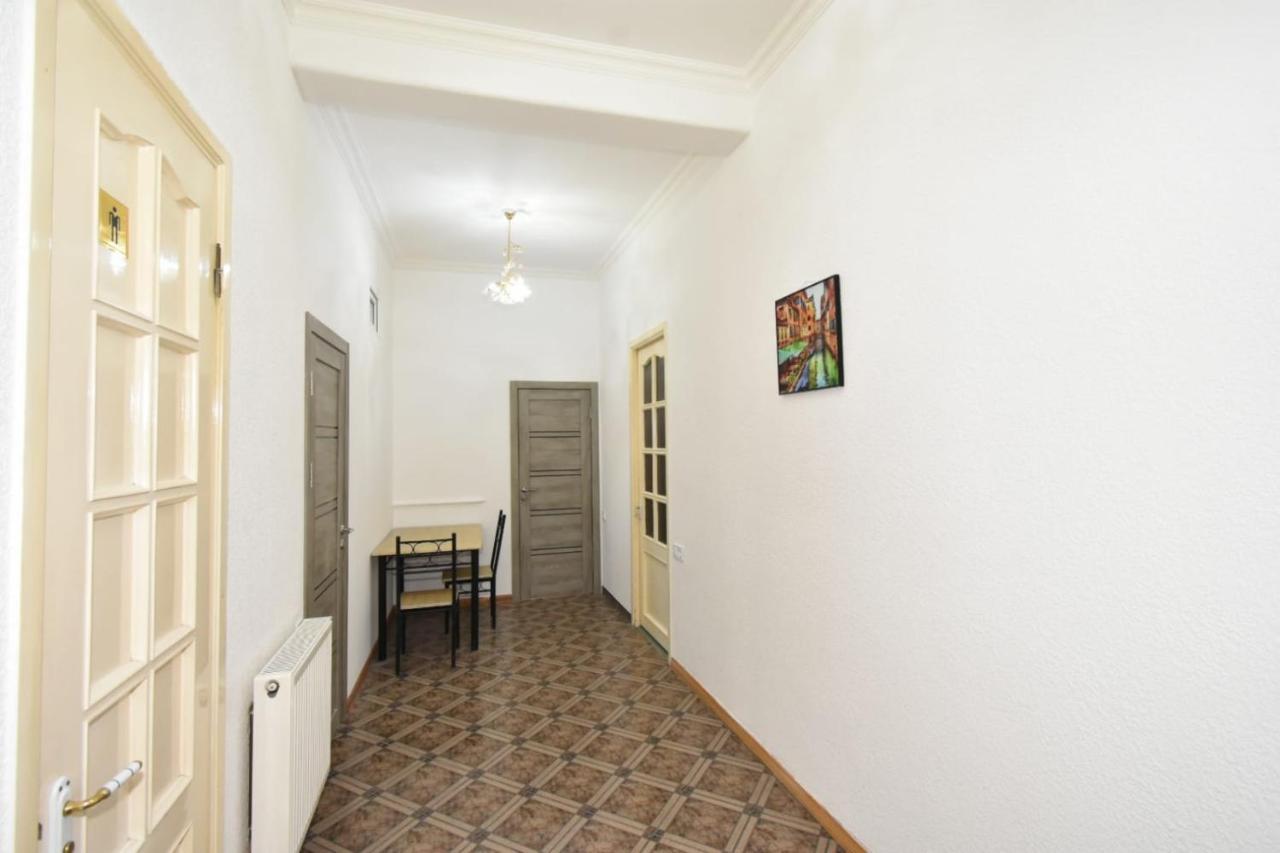 Guesthouses Opera Erevan Esterno foto