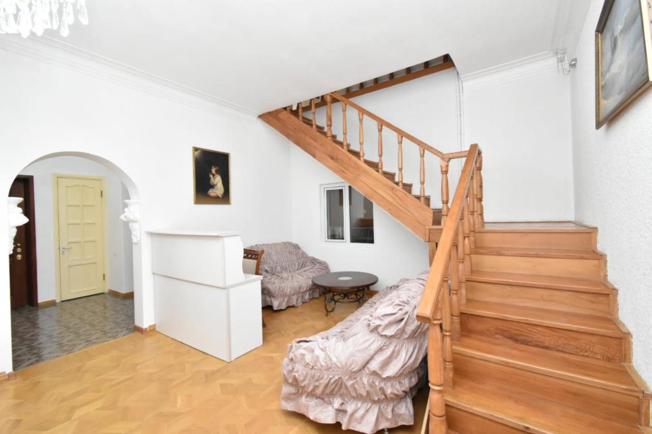 Guesthouses Opera Erevan Esterno foto
