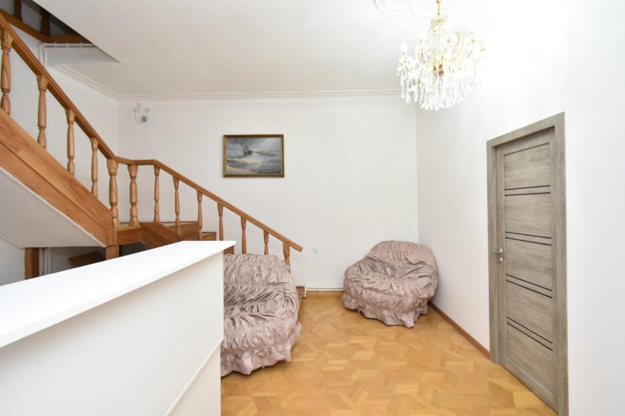 Guesthouses Opera Erevan Esterno foto