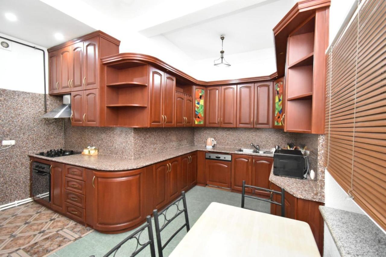 Guesthouses Opera Erevan Esterno foto