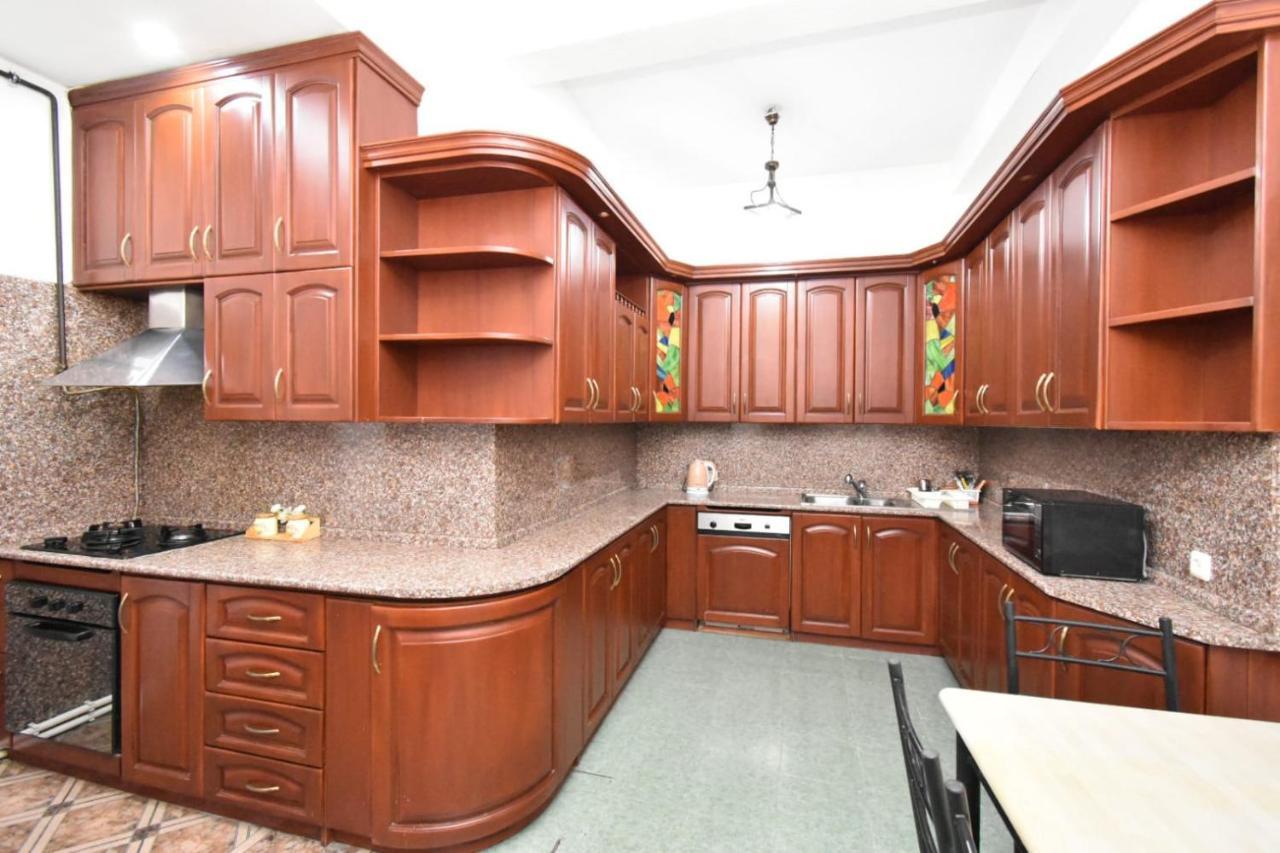 Guesthouses Opera Erevan Esterno foto