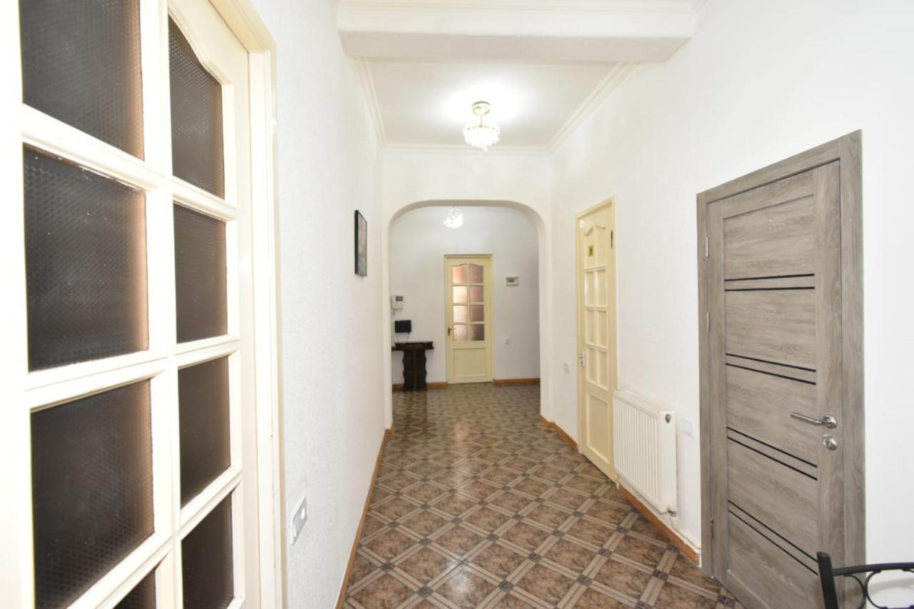 Guesthouses Opera Erevan Esterno foto