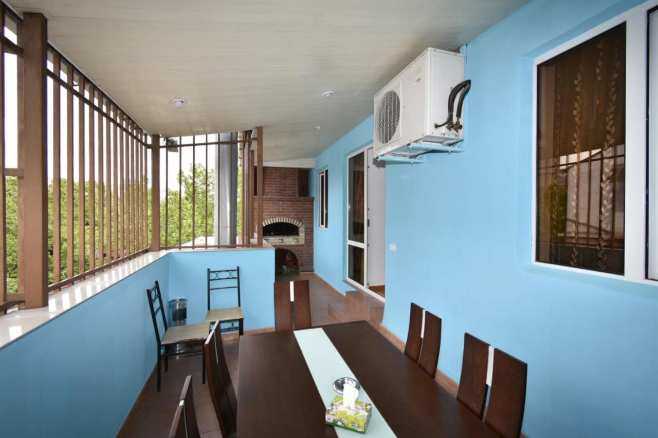 Guesthouses Opera Erevan Esterno foto