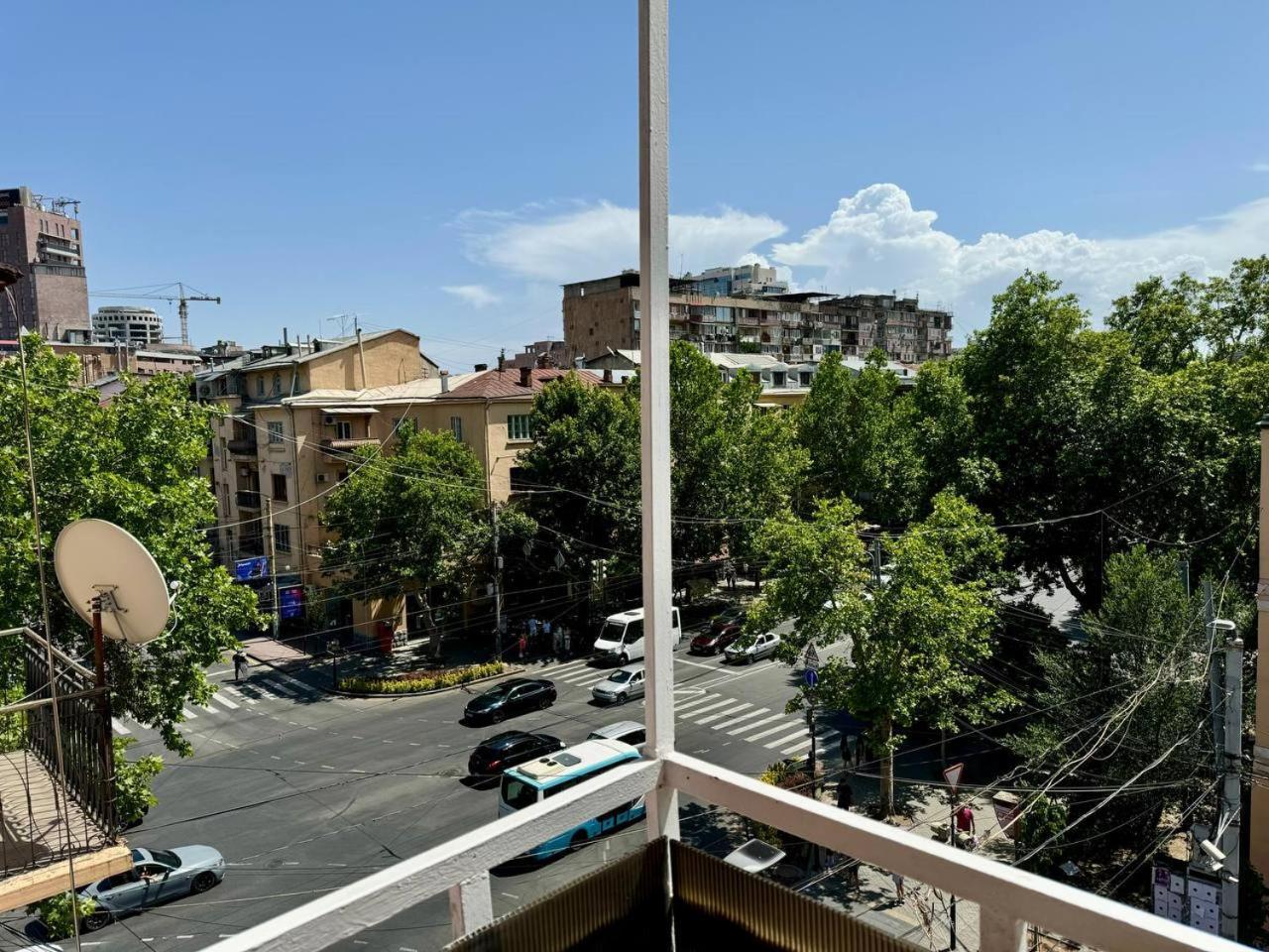 Guesthouses Opera Erevan Esterno foto